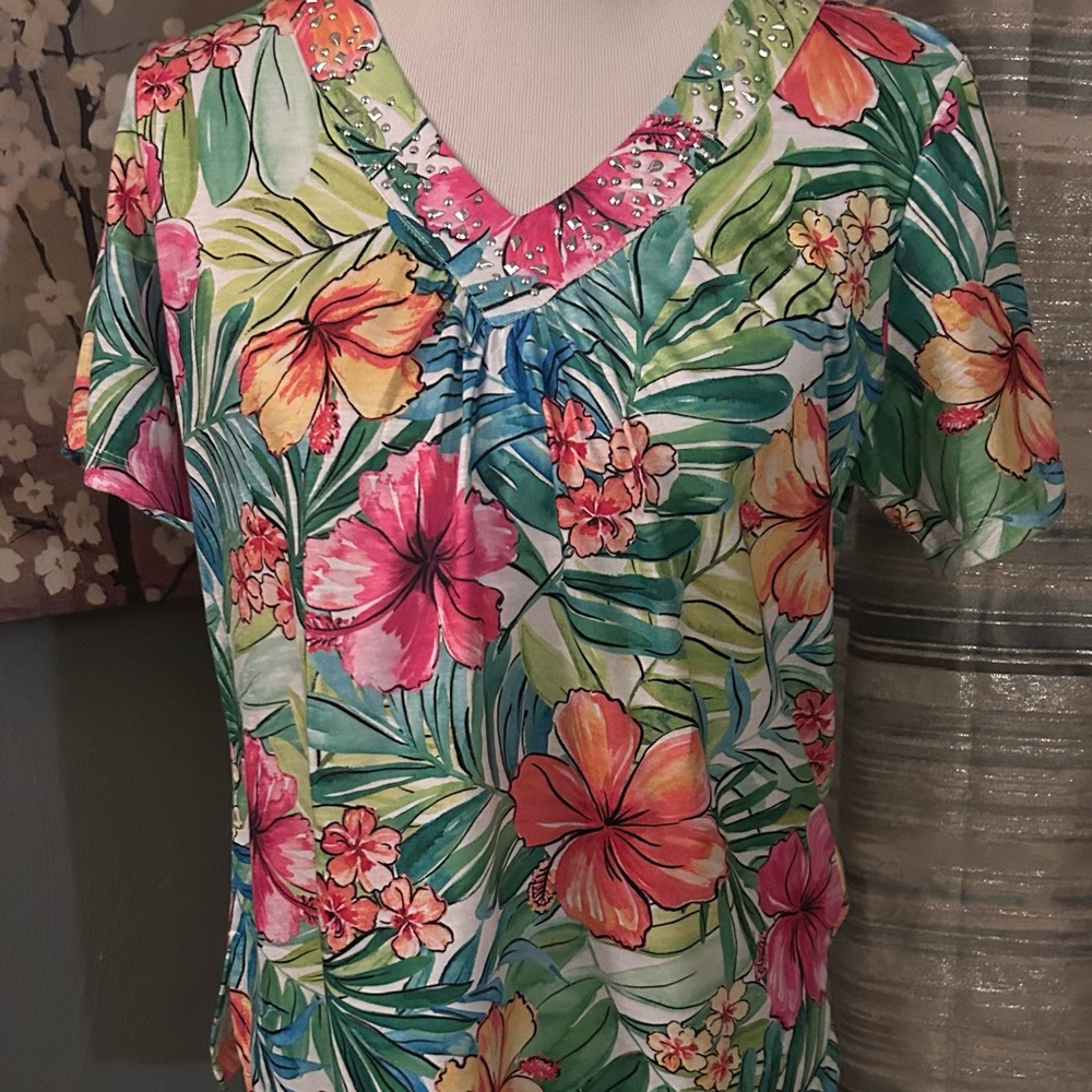 Alfred Dunner Tropical Floral V-Neck Short Sleeve Top in Green, Pink, Yellow